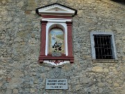 78 Nicchia votiva alla Madonna del Perello su parete di casa 